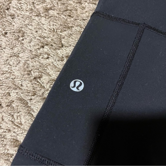 Lululemon crops size 6 - Picture 2 of 4